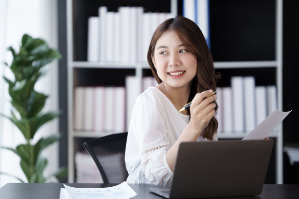 亚洲女性使用笔记本电脑和互联网进行在线会议和在家工作图片下载