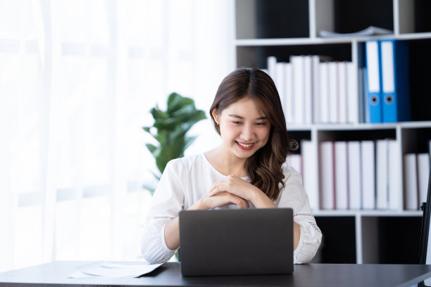 亚洲女性使用笔记本电脑和互联网进行在线会议和在家工作图片下载