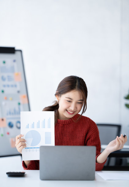 商务会议的一组人在办公室演示。演示图。女性在办公室工作。图片下载