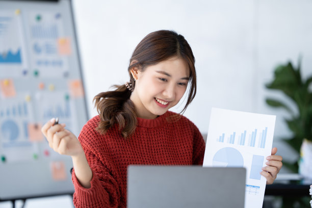 商务会议的一组人在办公室演示。演示图。女性在办公室工作。图片下载