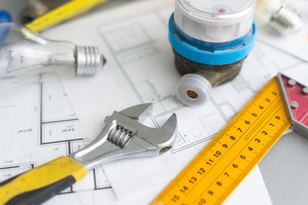 从事图纸工作的室内设计师。设计师在工作。室内设计。架构师在工作中。装饰。项目蓝图设计。灰色的大理石,石头。装饰材料。文具。居家办公图片下载