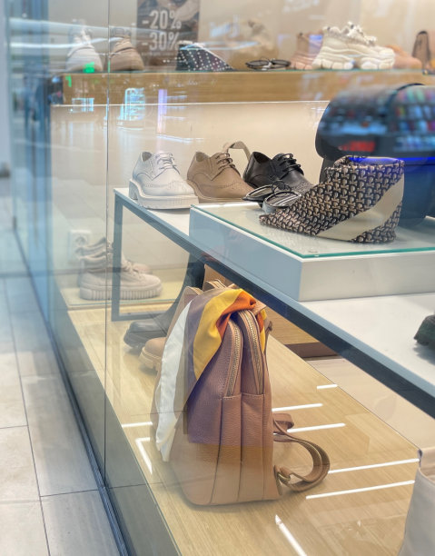 接近的展示与鞋和包。商场里的时尚精品。展示窗口与时尚的配件。在时尚的商店里陈列着奢华优雅的包包和鞋子图片下载