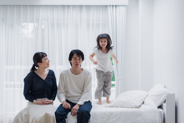 有一个精力充沛的小女孩的家庭图片下载