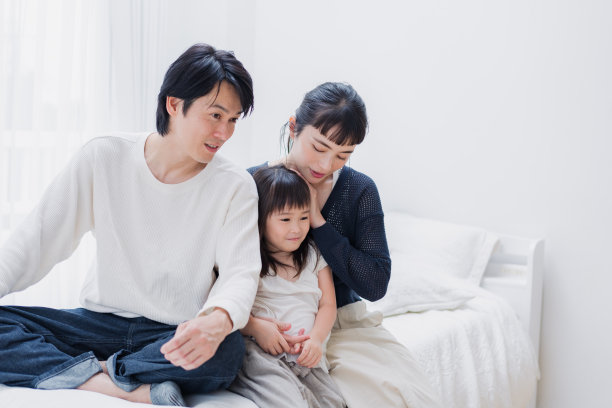 有一个精力充沛的小女孩的家庭图片下载