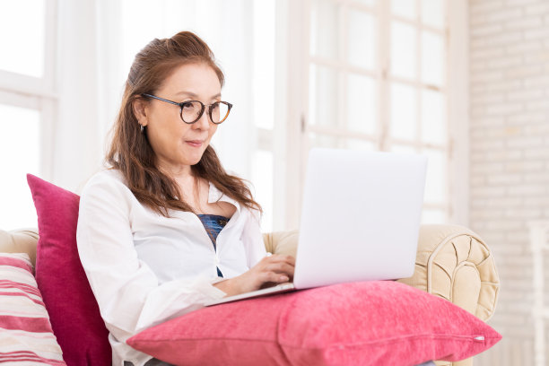 老年妇女使用笔记本电脑，图片下载