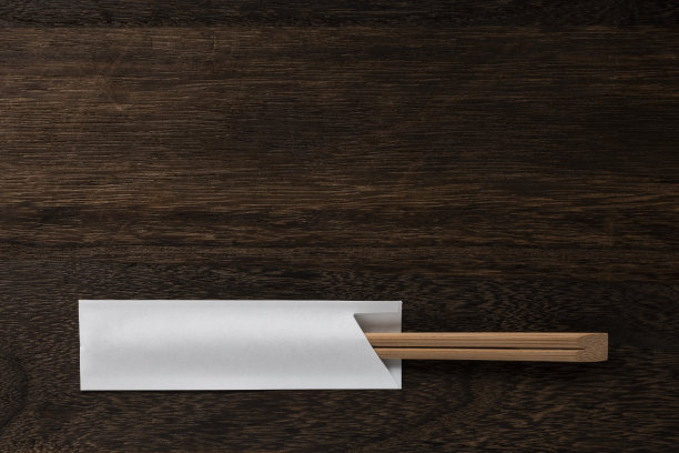 高品质的一次性筷子放在木桌上。图片下载