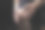 一个关节疼痛的男人抱着他的膝盖。图片下载