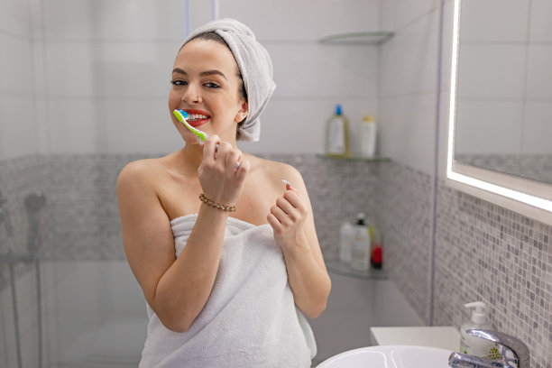 牙齿健康的妇女拿着牙刷图片下载