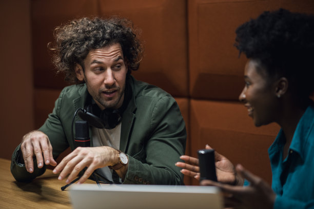 一个年轻人正在接受广播节目的采访图片下载