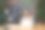 照片中快乐的年轻女子戴着耳机看着相机微笑着坐在桌子前的电脑笔记本电脑工作学习过程从家里图片下载