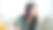 亚洲女性因工作或人际关系上的问题而沮丧，坐在沙发上，感到绝望和焦虑，孤独，有心理问题图片下载