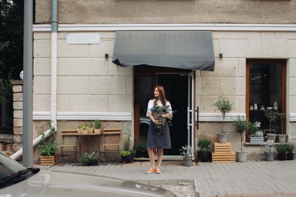 花店旁边长着常春藤的花店女孩。图片下载