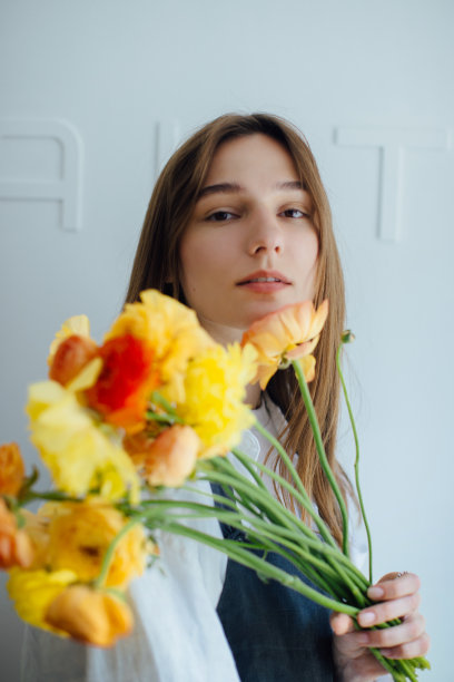 一个女人的肖像拿着一束花-库存照片图片下载