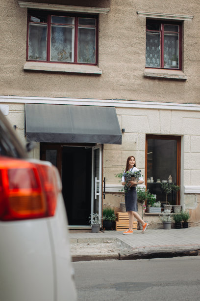 花店旁边长着常春藤的花店女孩。图片下载