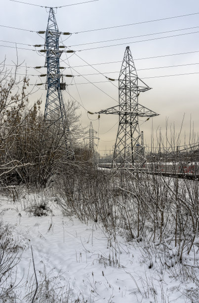 冬季铁路沿线的电能传输线有列车。图片下载