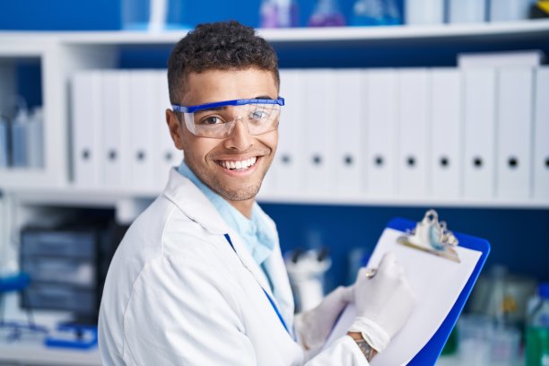 非裔美国人科学家在实验室的文件上写字图片下载