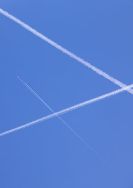 化学或蒸汽尾随在喷气式客机后面图片下载