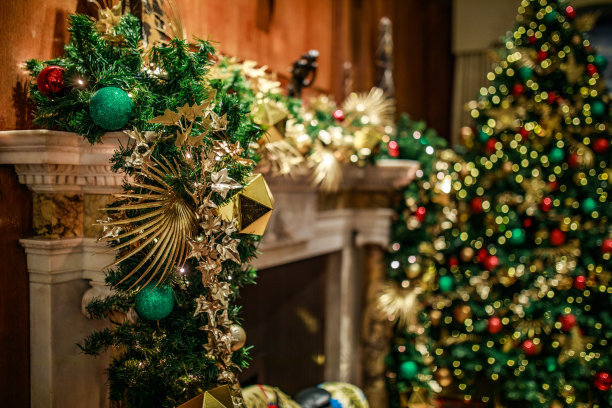 用球装饰圣诞树图片下载