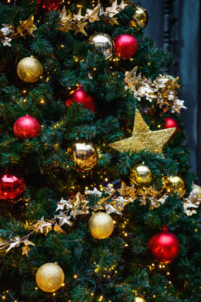 用球装饰圣诞树图片下载