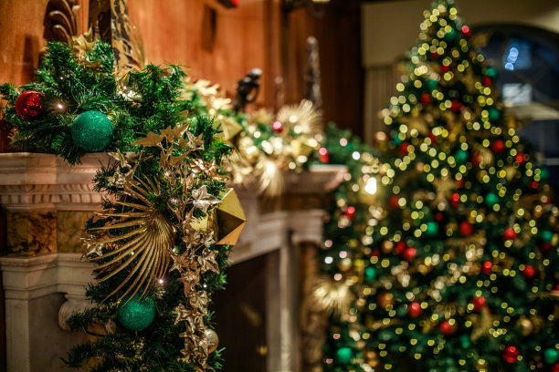 用球装饰圣诞树图片下载