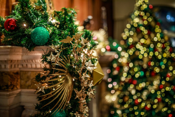 用球装饰圣诞树图片下载