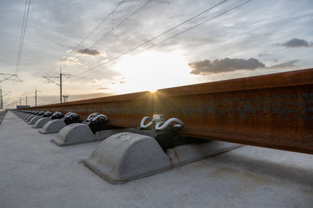 正在建设的铁路的近景图片下载