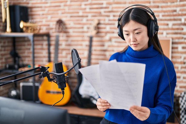 中国女艺人在音乐工作室唱歌图片下载