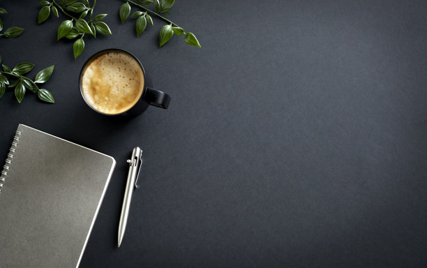 头顶平铺商业拍摄记事本与钢笔杯咖啡和植物图片下载