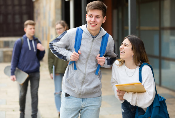 无忧无虑的青少年学生男女友好交谈图片下载