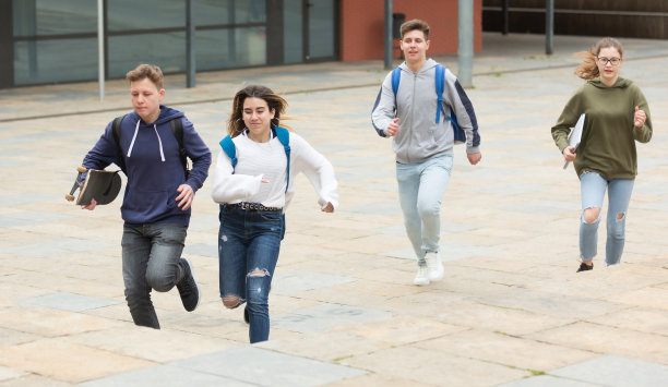 青少年学校孩子跑步图片下载
