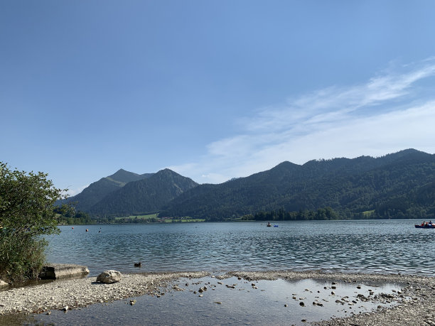 德国南部巴伐利亚阿尔卑斯山的Schliersee湖。水平的照片。晴朗天气下的山地湖泊景观图片下载