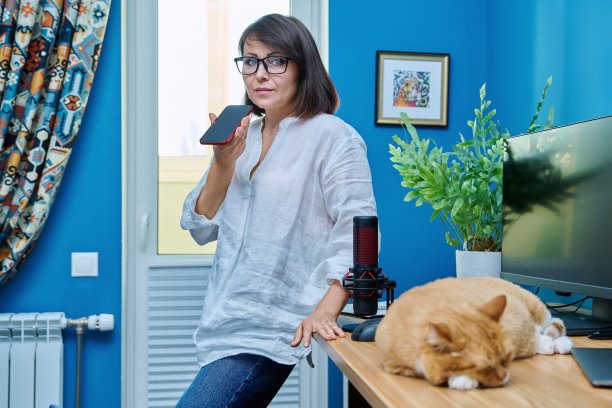 自信的中年商业女性在家庭办公室图片下载