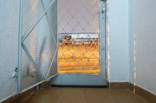 开门，外有街灯，环境宜人，长曝光照片图片下载