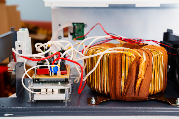 电器内部装置，稳压器。铜变压器。图片下载