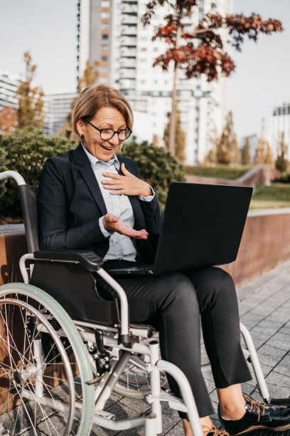 残疾老年女商人的生活方式图片下载