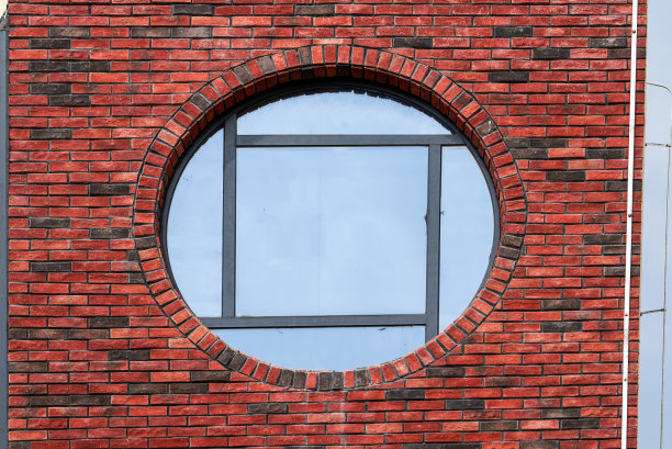 红砖建筑的圆窗特写图片下载