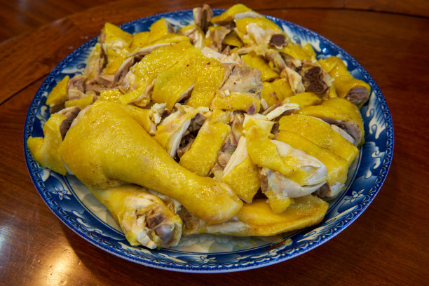 一盘嫩白切好的鸡肉图片下载