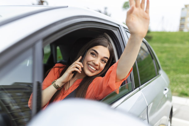 微笑的年轻女子在户外用智能手机相机自拍照片。度假旅游概念——微笑的少女在户外用智能手机相机自拍图片下载