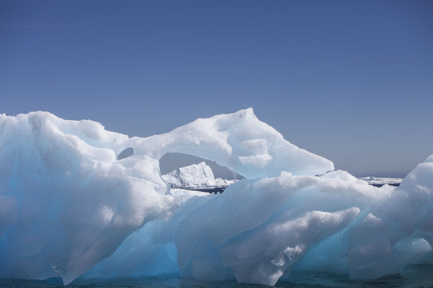 冰山漂浮图片下载
