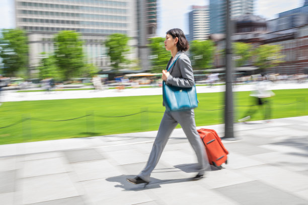 出差的中国女商人图片下载