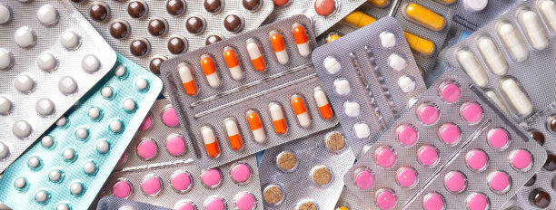 水泡包里有一堆不同颜色的药片，特写。药房的平板电脑。图片下载