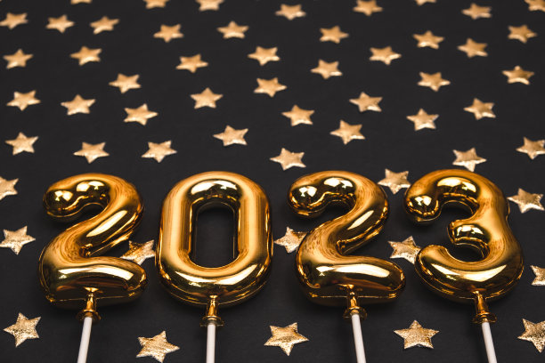 节日黑色背景与金色数字2023和金色星星。节日贺卡。新年的标志和象征。图片下载