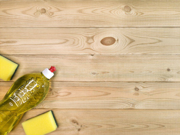 厨房用毛巾和洗洁精。前视图。文字在右边的空间。图片下载