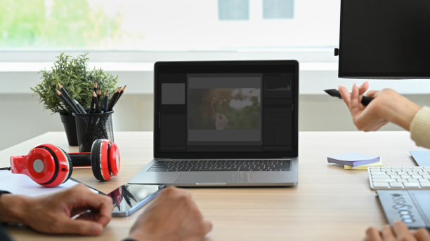 创意修图师编辑数字照片的团队，在办公室一起合作的新项目。图片下载