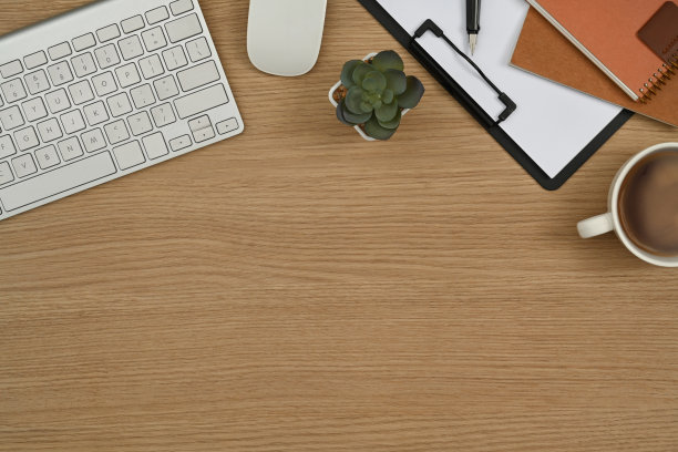 简单的工作场所，键盘，文件，记事本和一杯咖啡放在木桌上。带有复制空间的俯视图。图片下载