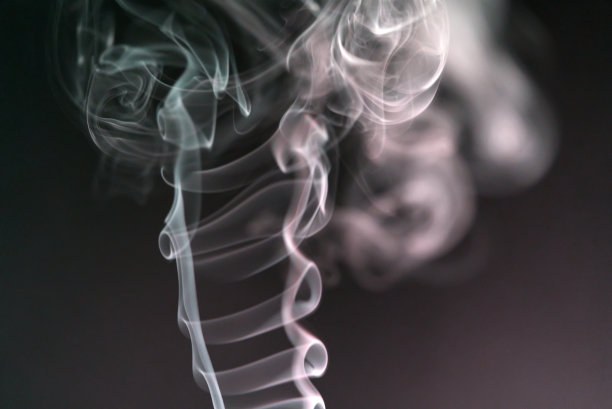 美丽的风景，白色，红色和绿色的烟熏香在黑色的背景。图片下载