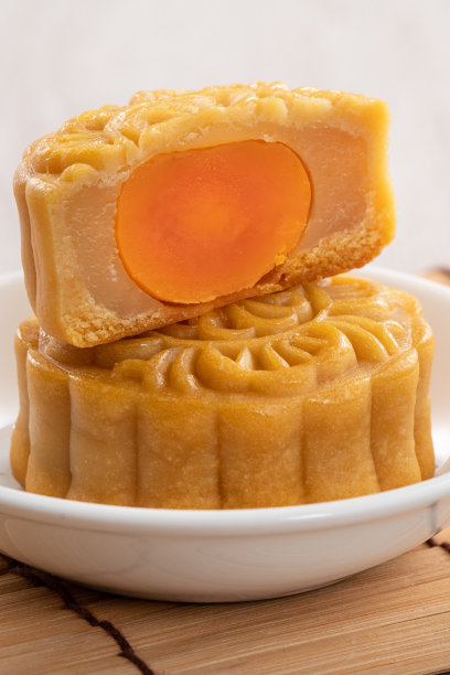 美味的粤式月饼为中秋美食月饼以木桌为背景。图片下载