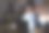年轻的西班牙人留胡子在办公室工作，晚上想着，看着累和无聊的抑郁问题与双臂交叉。图片下载