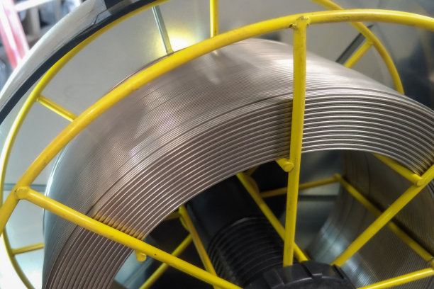 不锈钢丝盘安装在焊机上。图片下载