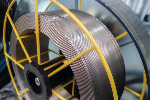 不锈钢丝盘安装在焊机上。图片下载